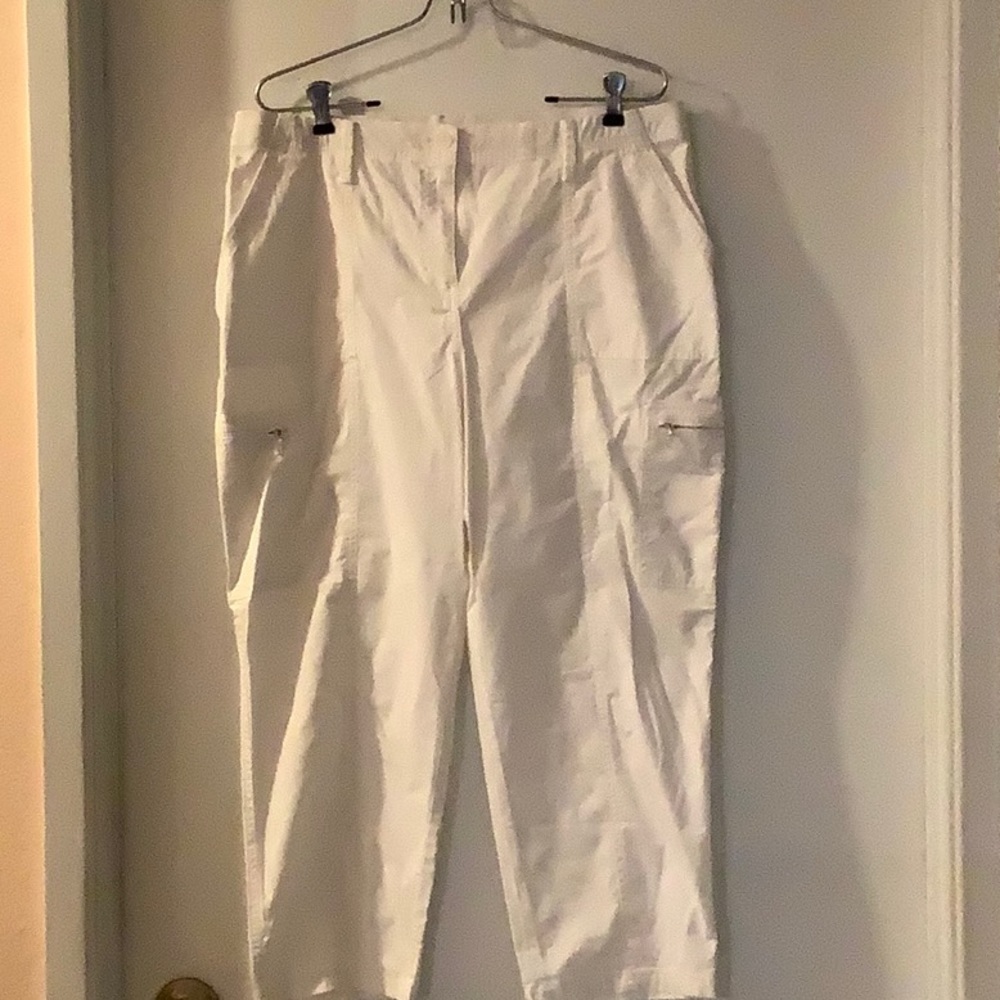 Chicos light weight cargo zip pocket cargo crops.